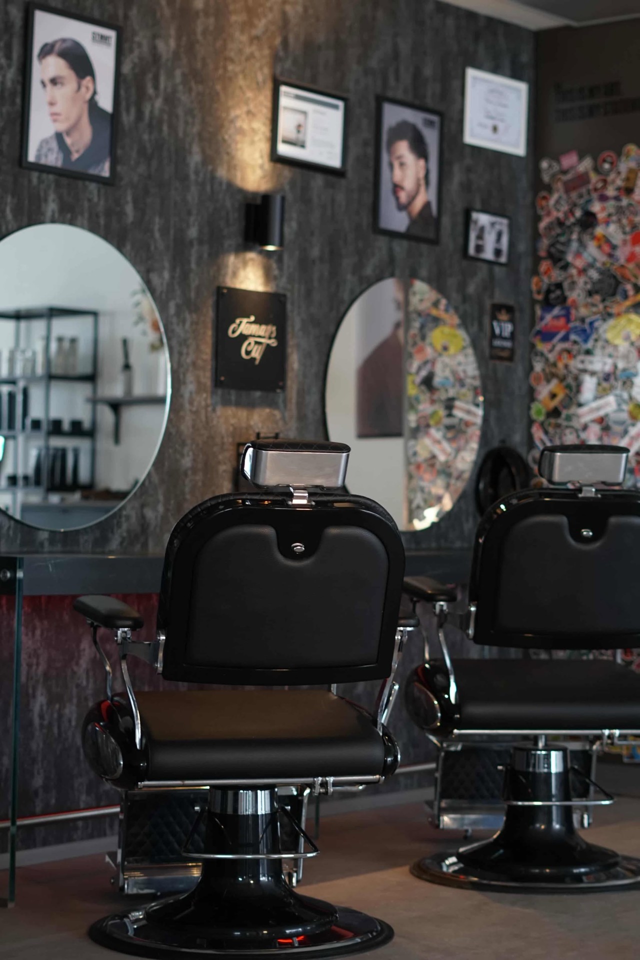Tamay's Cut Studio – Barber Chair vor Signature Wall